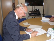 Graham Knowles signing Agreement to Lease 5 8 15 1 (00000002)